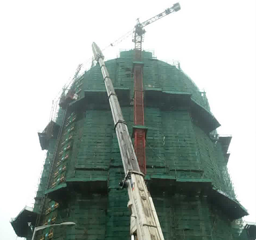 杏花岭吊车在工地上作业